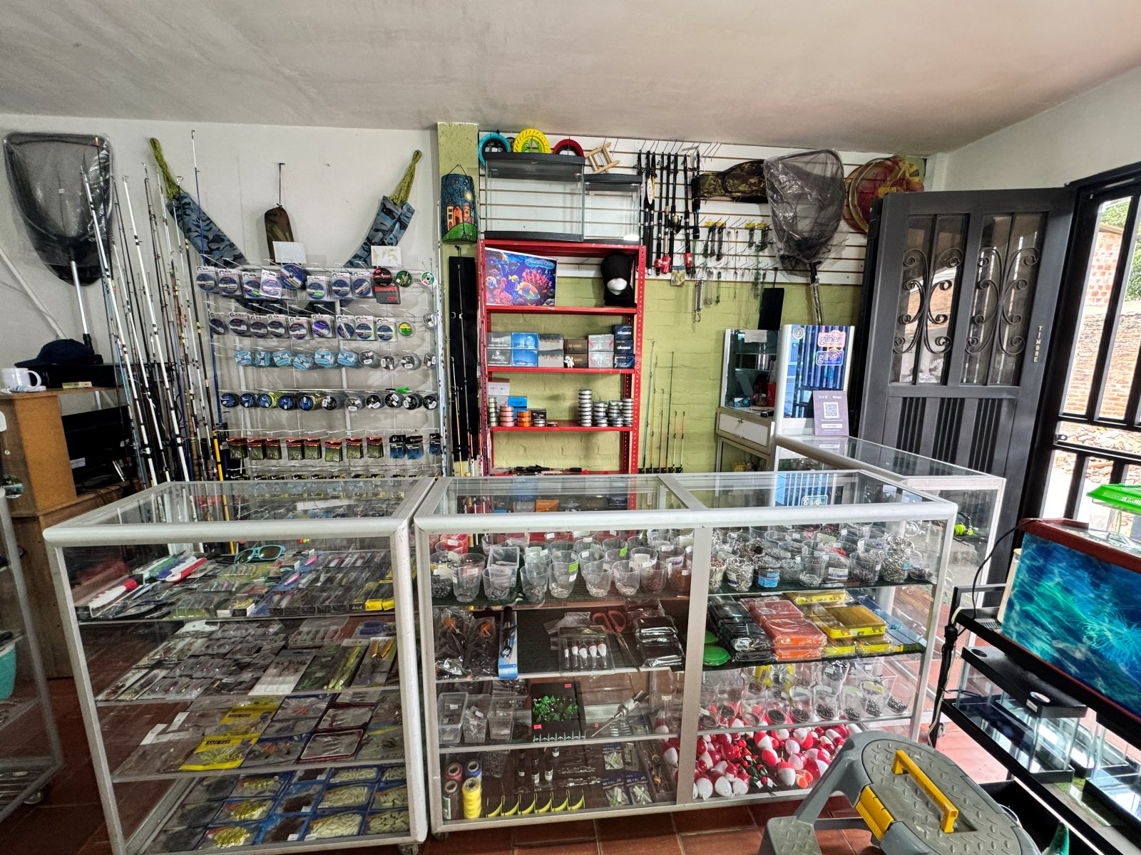 Sección de pesca con cañas, señuelos y accesorios en la tienda